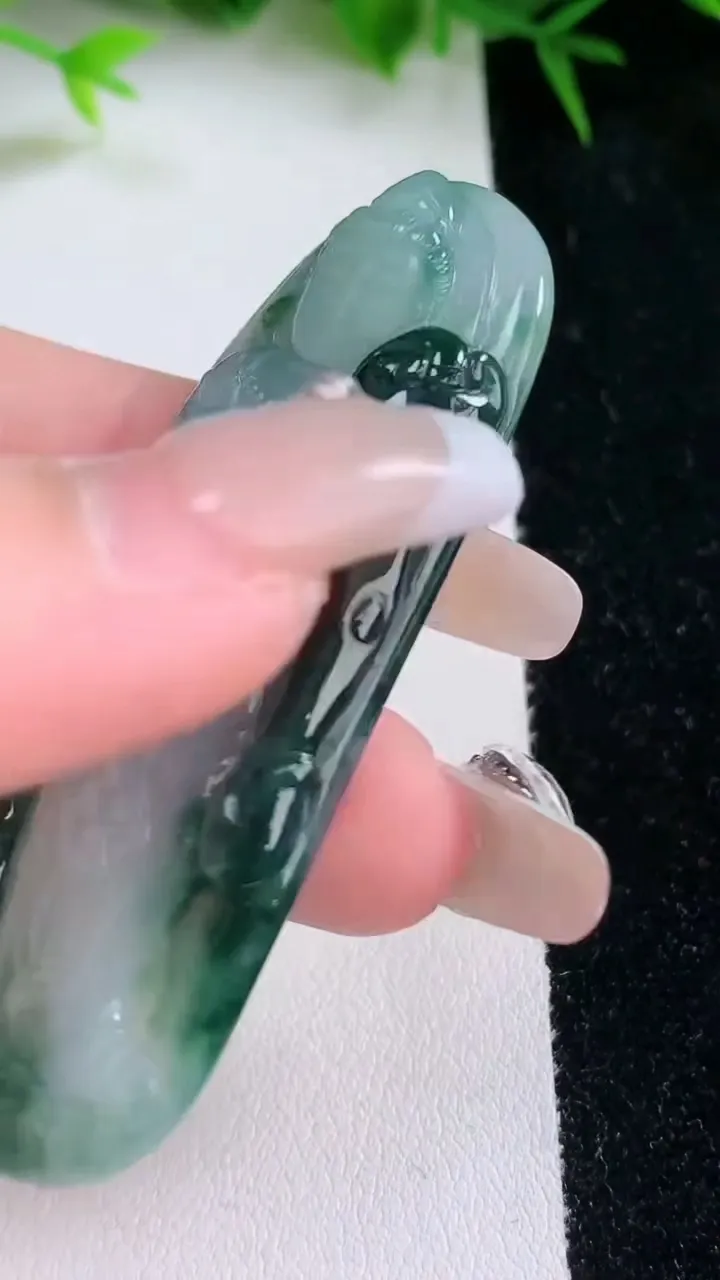 天然A货翡翠飘花妈祖吊坠，尺寸64-22.6-6.3，重量:21.42g
1月26日