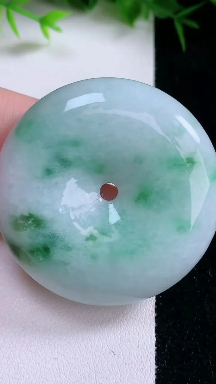 天然A货翡翠平安扣吊坠，尺寸48.4-11.2，重量:56.90g
1月26日