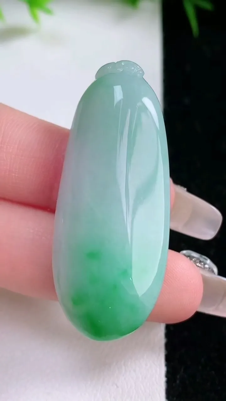 天然A货翡翠福瓜吊坠，尺寸45.4-18.8-12.3，重量:19.13g
1月26日