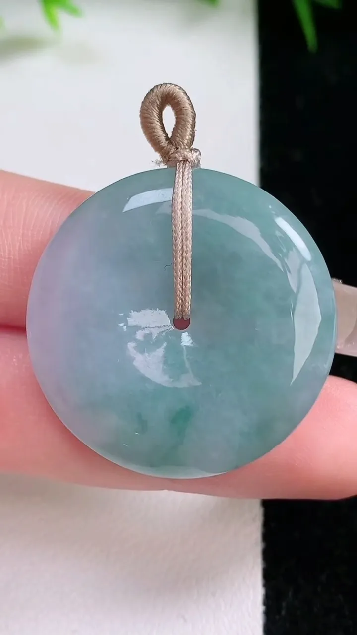 天然A货翡翠平安扣吊坠，尺寸30.8-5.9，重量:11.83g
1月26日