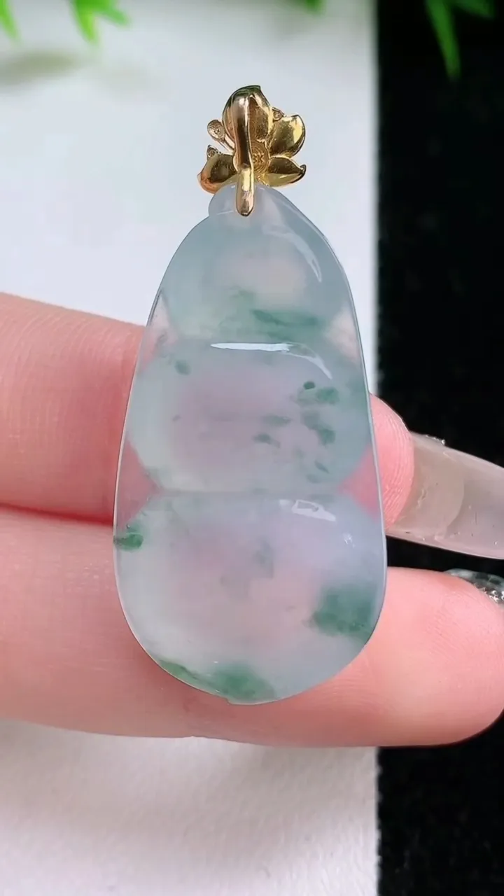 天然A货翡翠种飘花福豆吊坠，尺寸32-18-6.8，重量:6.63g
1月26日