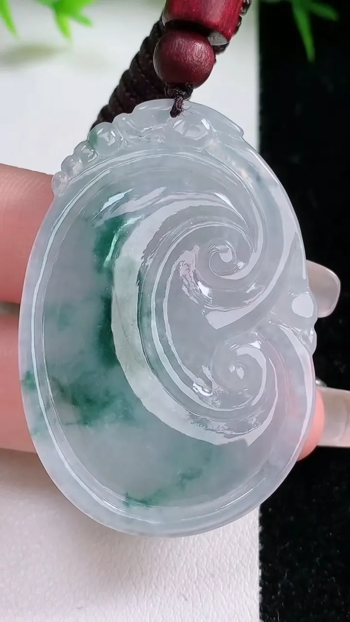 天然A货翡翠飘花如意吊坠，尺寸48.7-33.7-5.8，重量:20.44g
1月26日