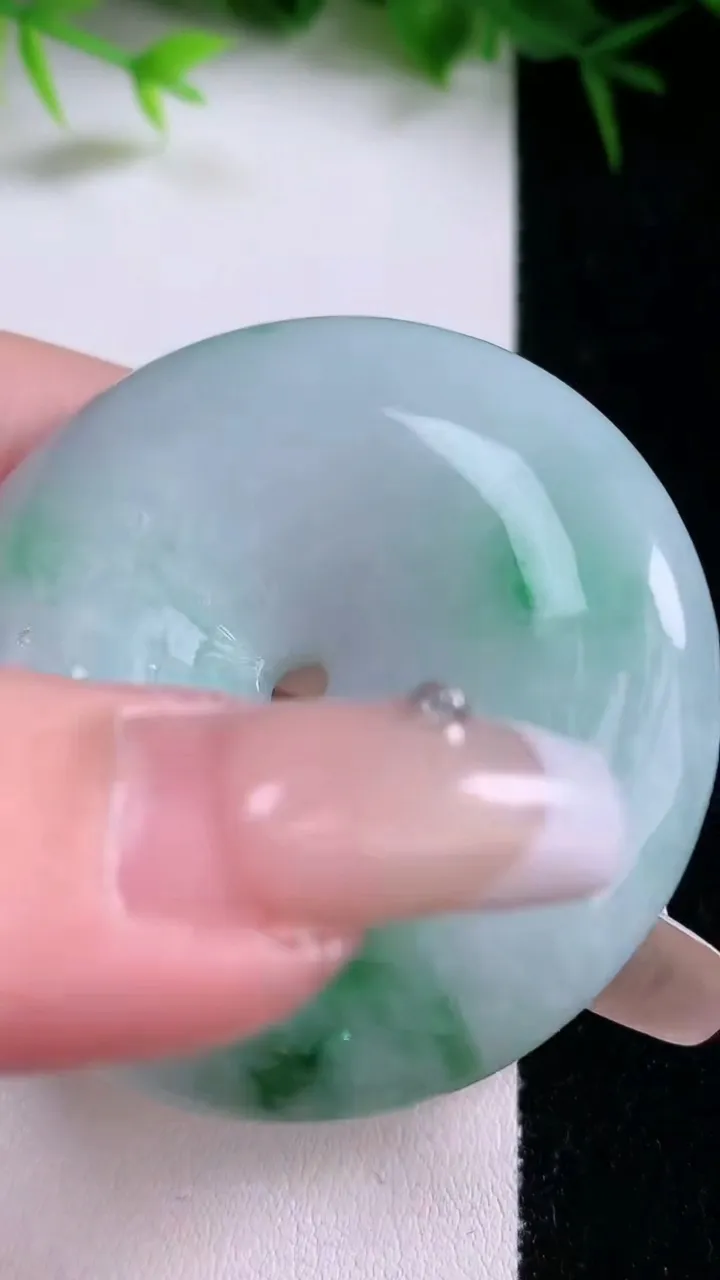 天然A货翡翠平安扣吊坠，尺寸48.4-11.2，重量:56.90g
1月26日