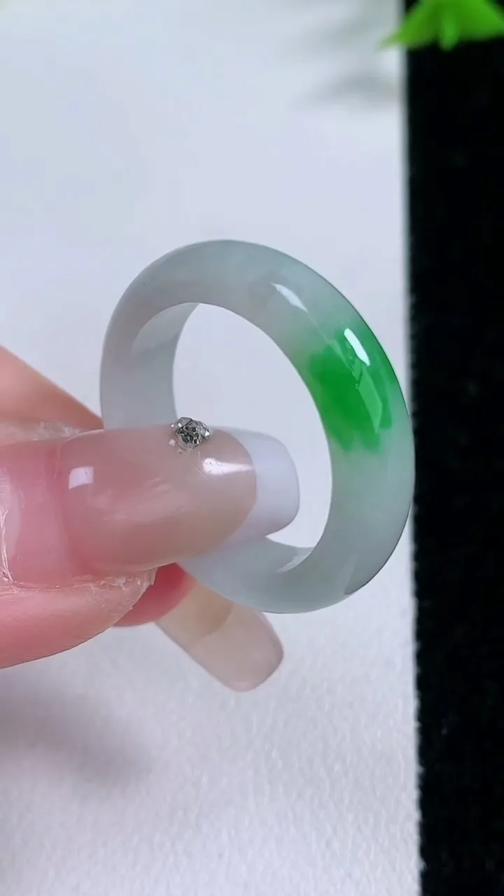 天然A货翡翠指环戒指，尺寸20.3-6-3.5，重量:4.89g2026年1月26日
工厂直销收藏佳品,种好水足，色泽均匀，有种有色，上手高大气！