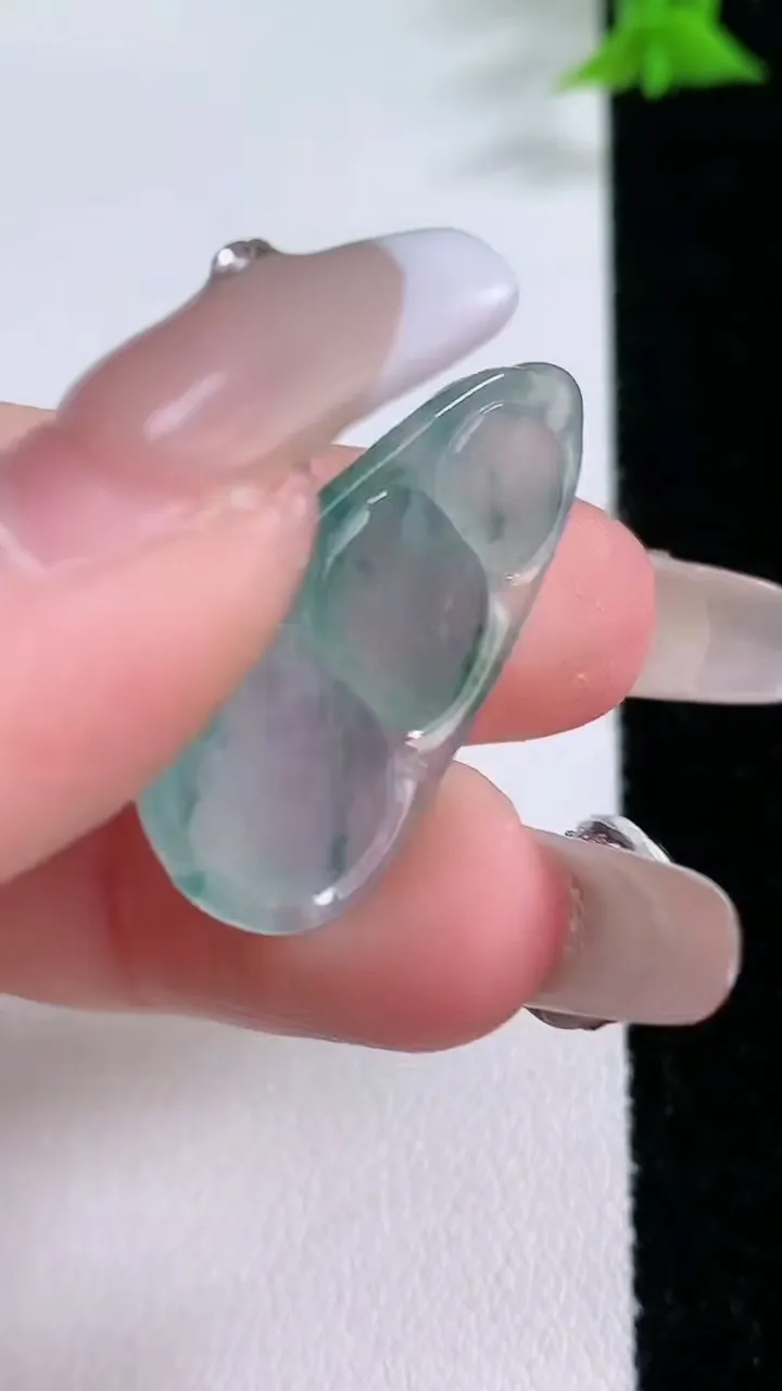 天然A货翡翠冰种飘花福豆吊坠，尺寸30-16-5.7，重量:4.59g
1月26日