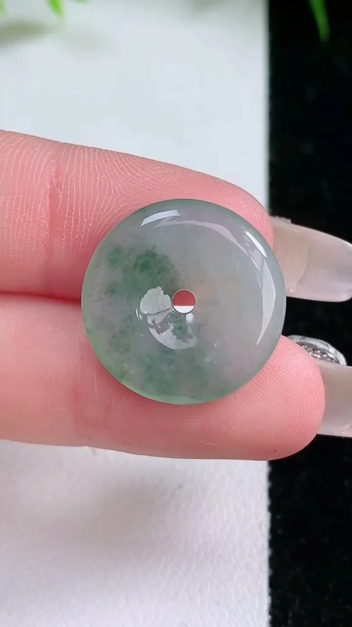 天然A货翡翠飘花平安扣吊坠，尺寸16-3.4，重量:3.08g
1月26日