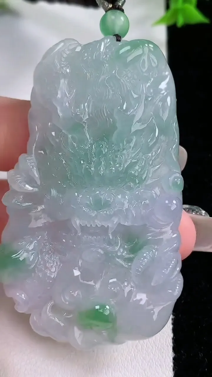 天然A货翡翠龙牌吊坠，尺寸62.3-36.7-9.8，重量:49.11g
1月26日