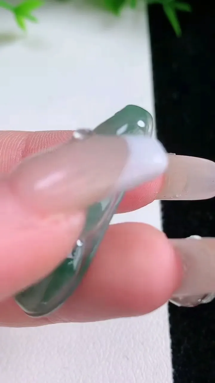 天然A货翡翠福豆吊坠，尺寸34.8-15-5.7，重量:5.31g
1月26日