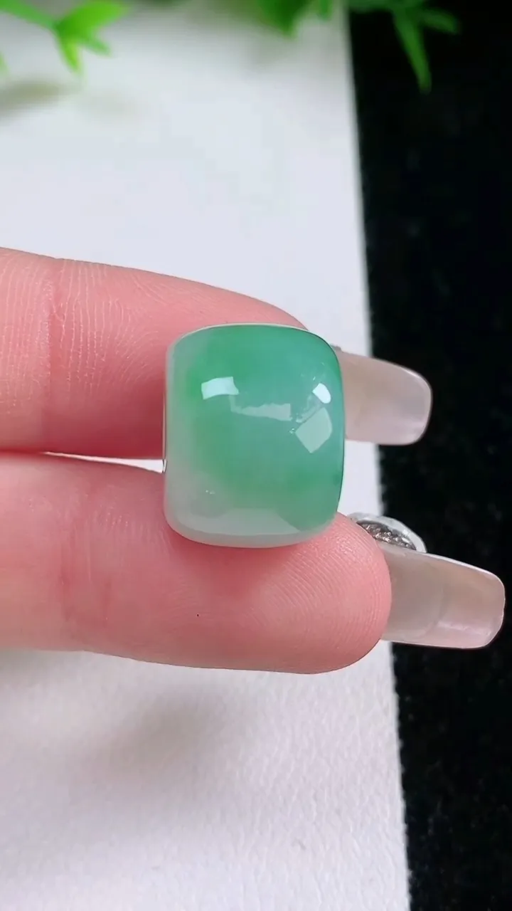 天然A货翡翠路路通吊坠，尺寸16-12，重量:7.68g
1月26日