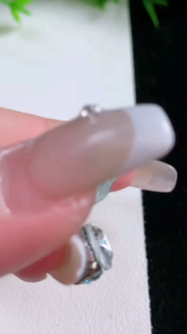 天然A货翡翠佛公吊坠，尺寸32.6-34-5.7，重量:10.43g
1月26日