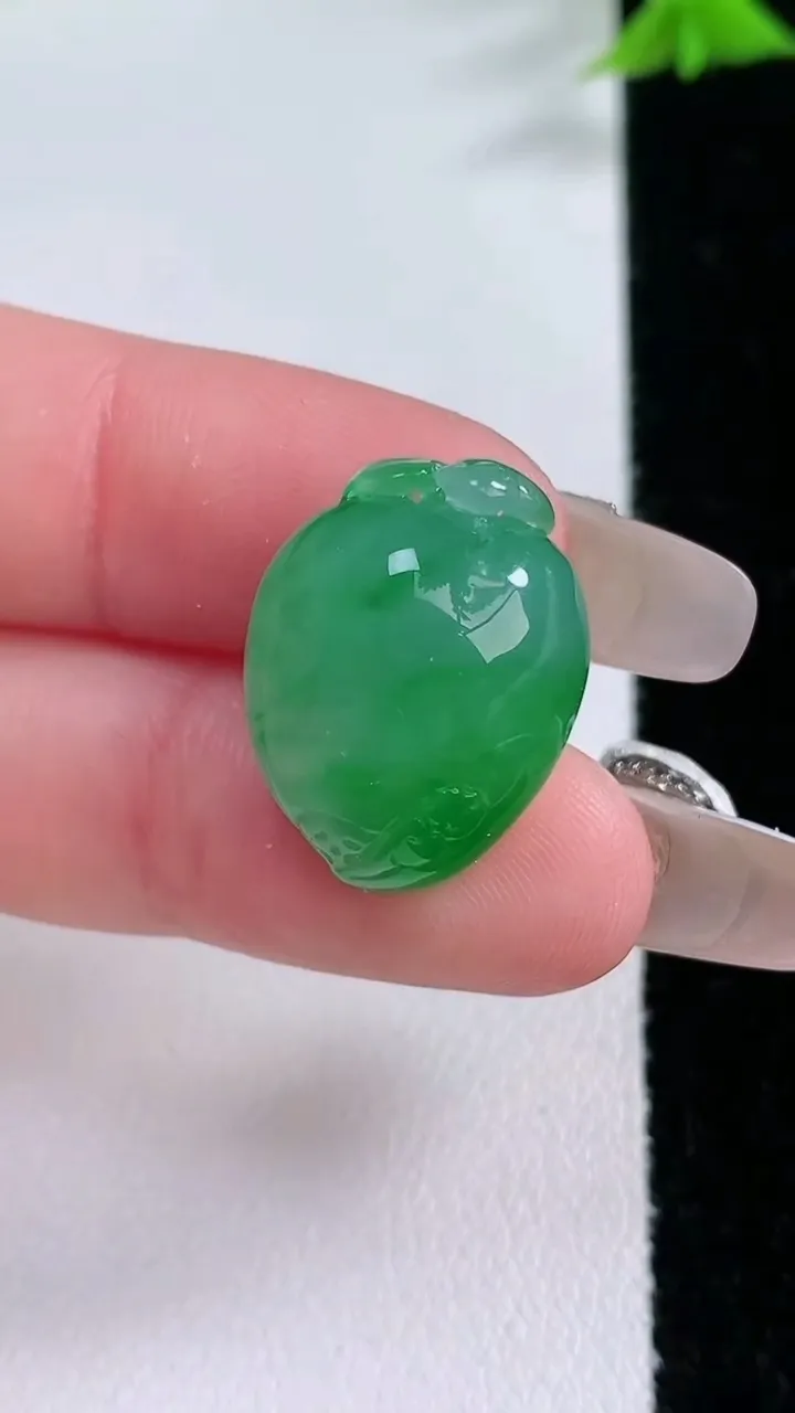 天然A货翡翠寿桃吊坠，尺寸20.2-15.5-11，重量:5.45g
1月26日