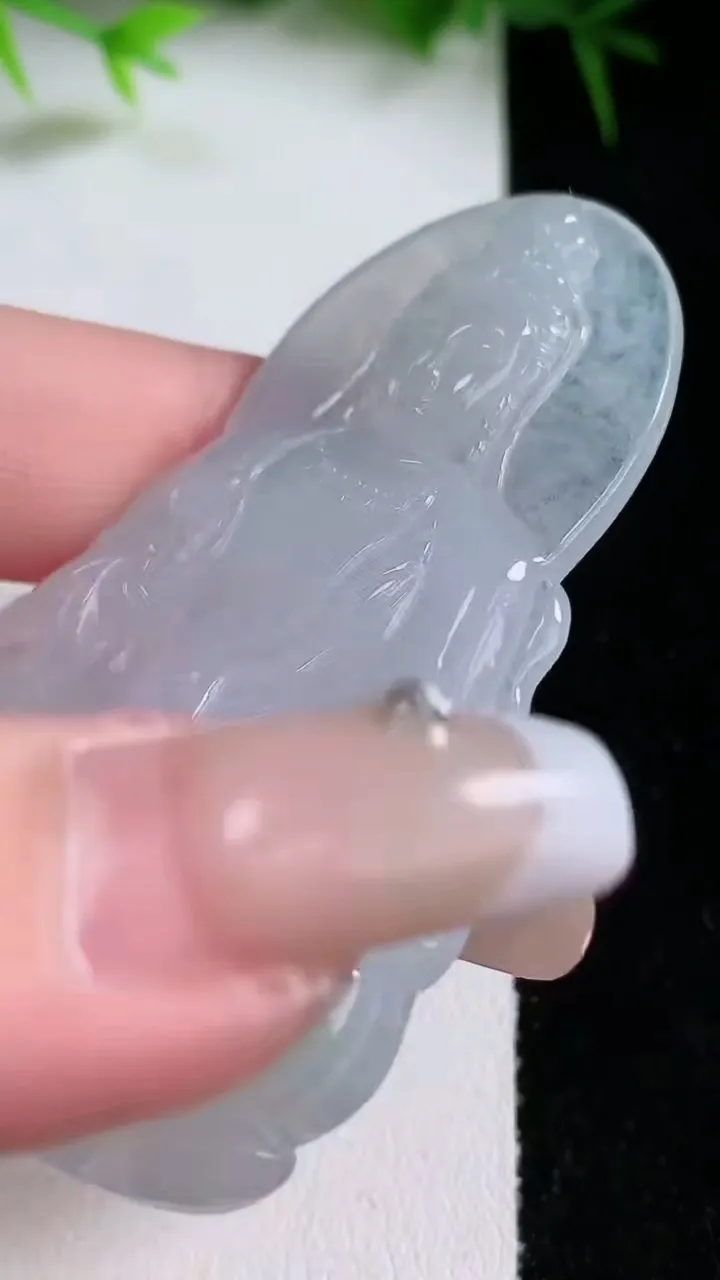 天然A货翡翠观音菩萨吊坠，尺寸63.5-38-5，重量:20.32g
1月26日