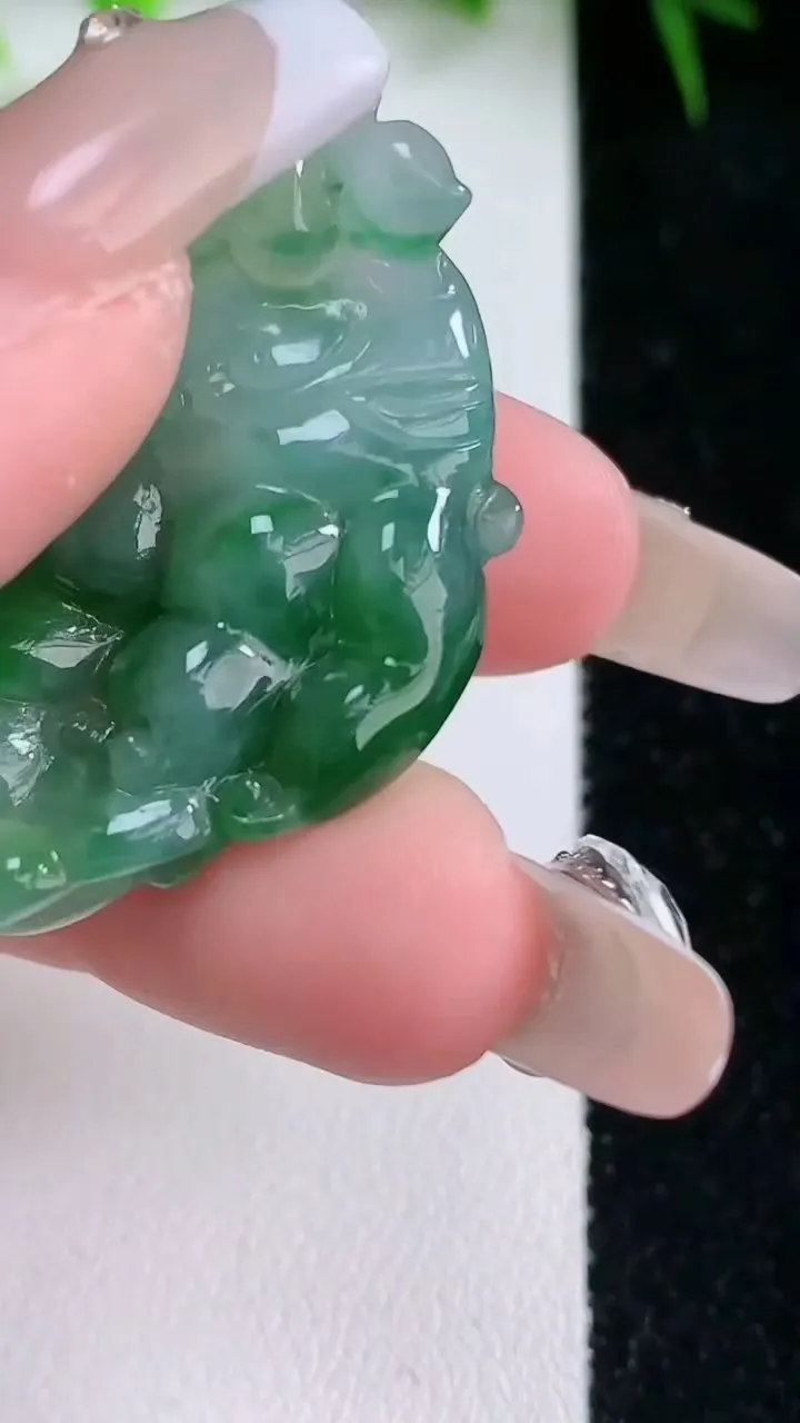 天然A货翡翠佛手瓜吊坠，尺寸38.6-23-8.7，重量:11.13g
1月26日