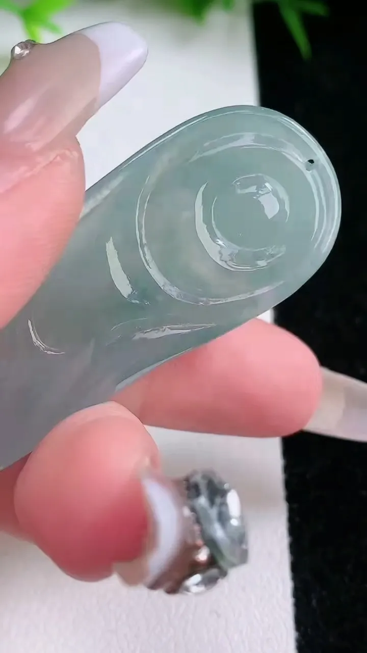 天然A货翡翠飘花逍遥佛吊坠，尺寸50.5-19.8-6.7，重量:14.57g
1月26日