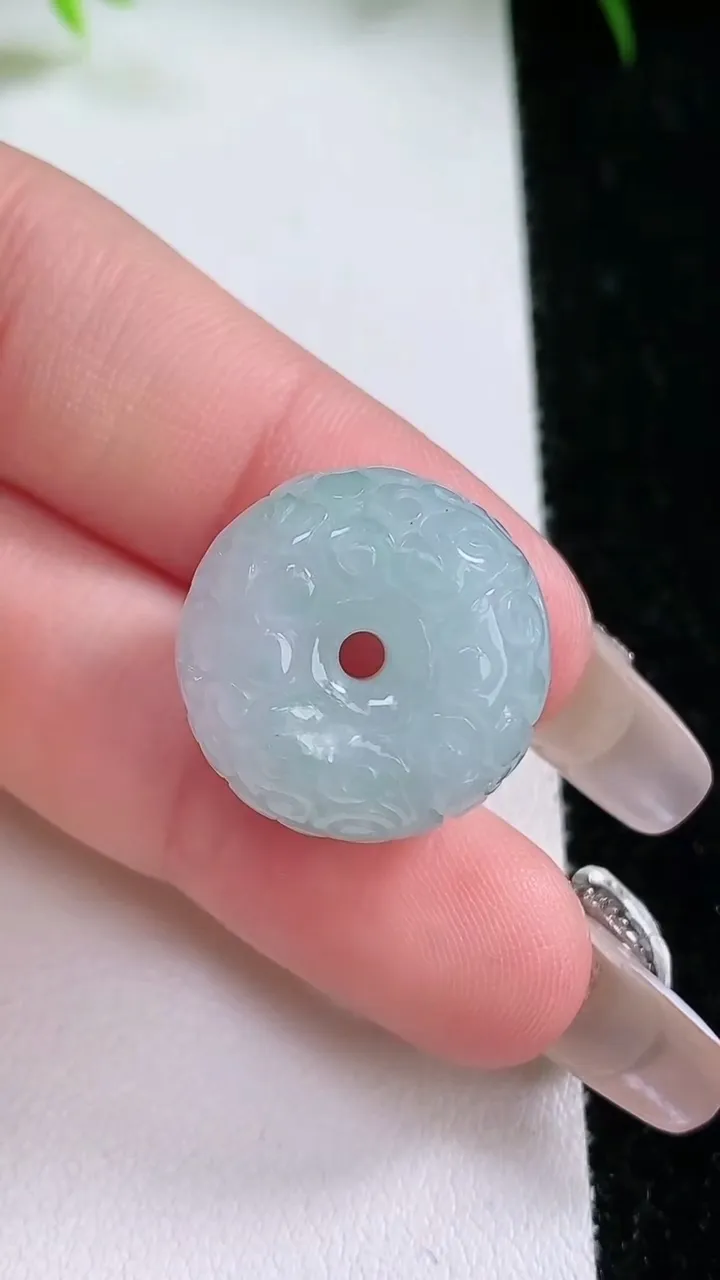 天然A货翡翠雕花路路通吊坠，尺寸19.6-12.6，重量:9.15g
1月26日