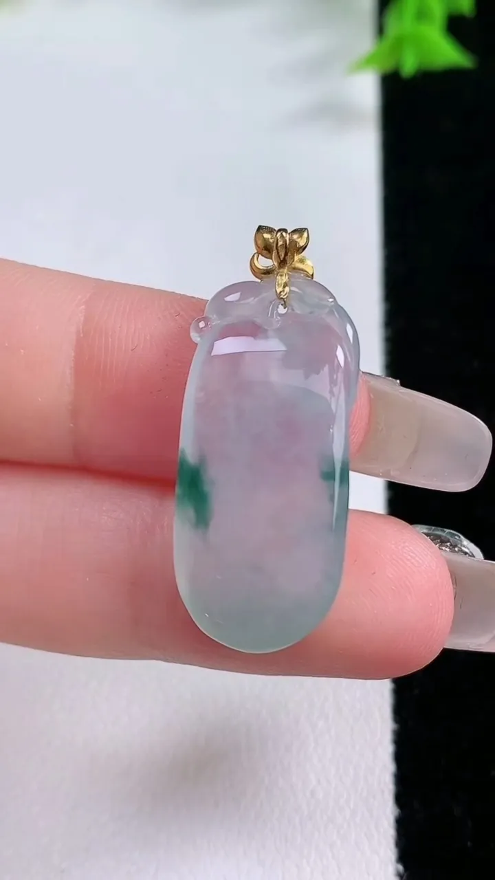 天然A货翡翠种飘花福瓜吊坠，尺寸27.3-12.7-5.4，重量:4.82g
1月26日