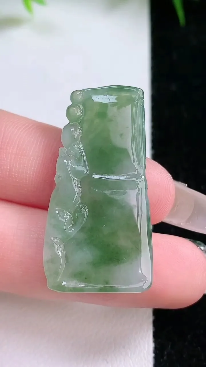 天然A货翡翠节节高升 竹节吊坠，尺寸35-18.3-4.4，重量:5.96g
1月26日