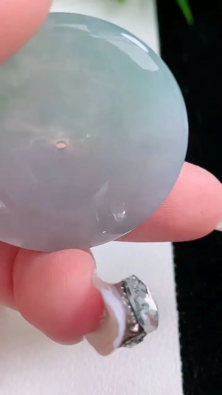 天然A货翡翠平安扣吊坠，尺寸36-5.1，重量:15.71g
1月26日