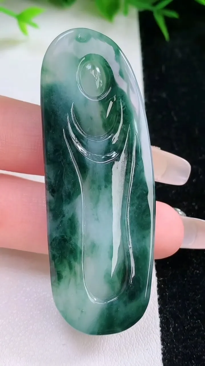 天然A货翡翠飘花妈祖吊坠，尺寸64-22.6-6.3，重量:21.42g
1月26日