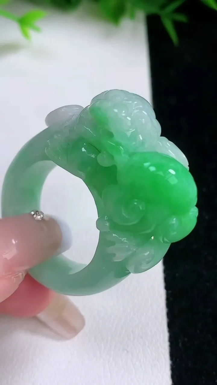 天然A货翡翠霸王貔貅指环扳指，尺寸21.4-30-13.4-17.3，重量:24.42g2026年1月26日
工厂直销收藏佳品,种好水足，色泽均匀，有种有色，上手高大气！