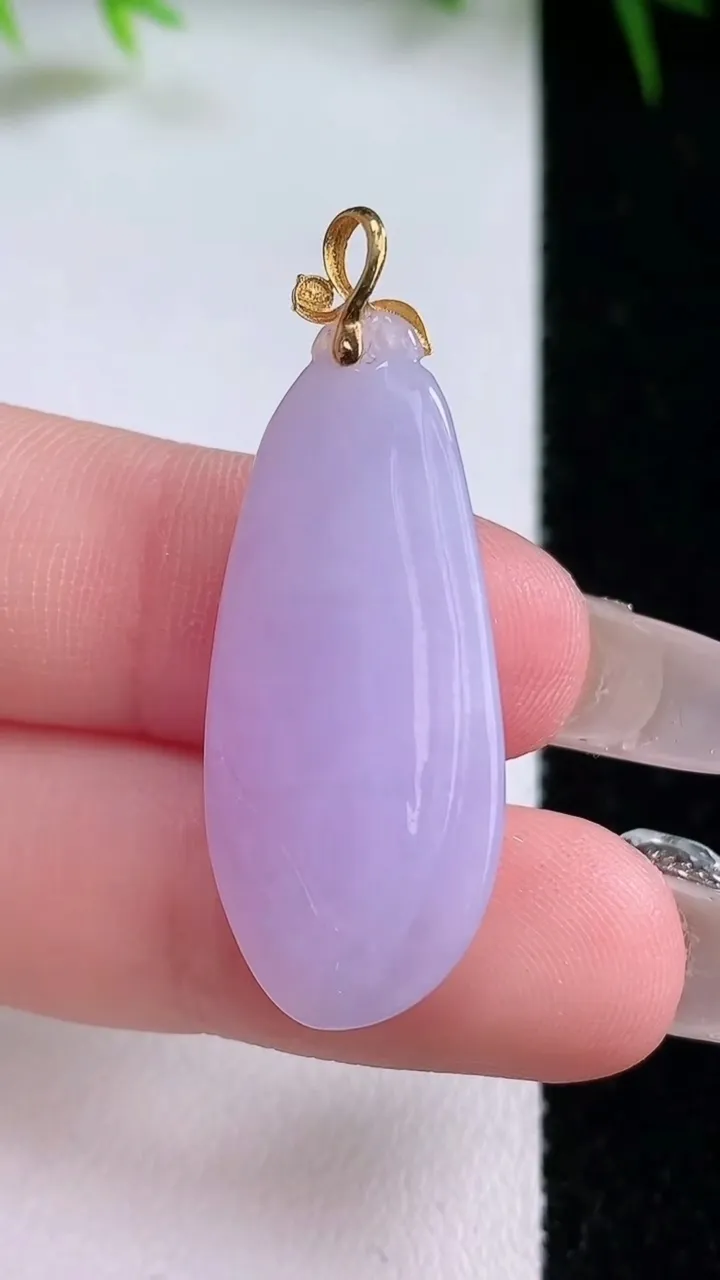 天然A货翡翠18K金紫罗兰福瓜吊坠，尺寸30.6-14-6.4，重量:5.10g
1月26日