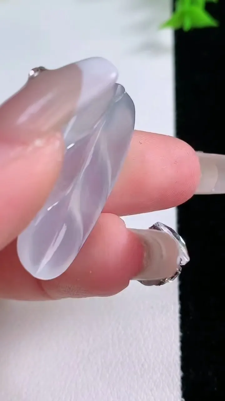 天然A货翡翠冰种紫罗兰金枝玉叶 叶子吊坠，尺寸31-15-3.8，重量:4.37g
1月26日