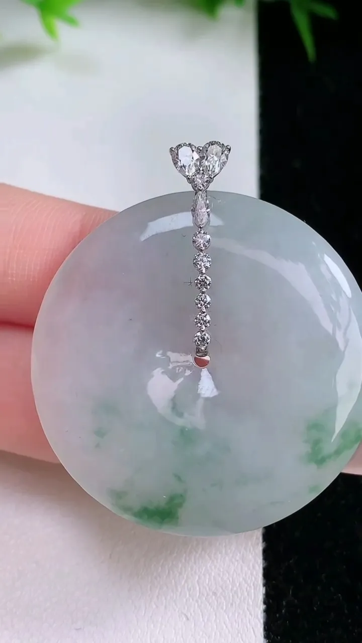 天然A货翡翠18K金飘花平安扣吊坠，尺寸37.6-5.6，重量:17.88g
1月26日