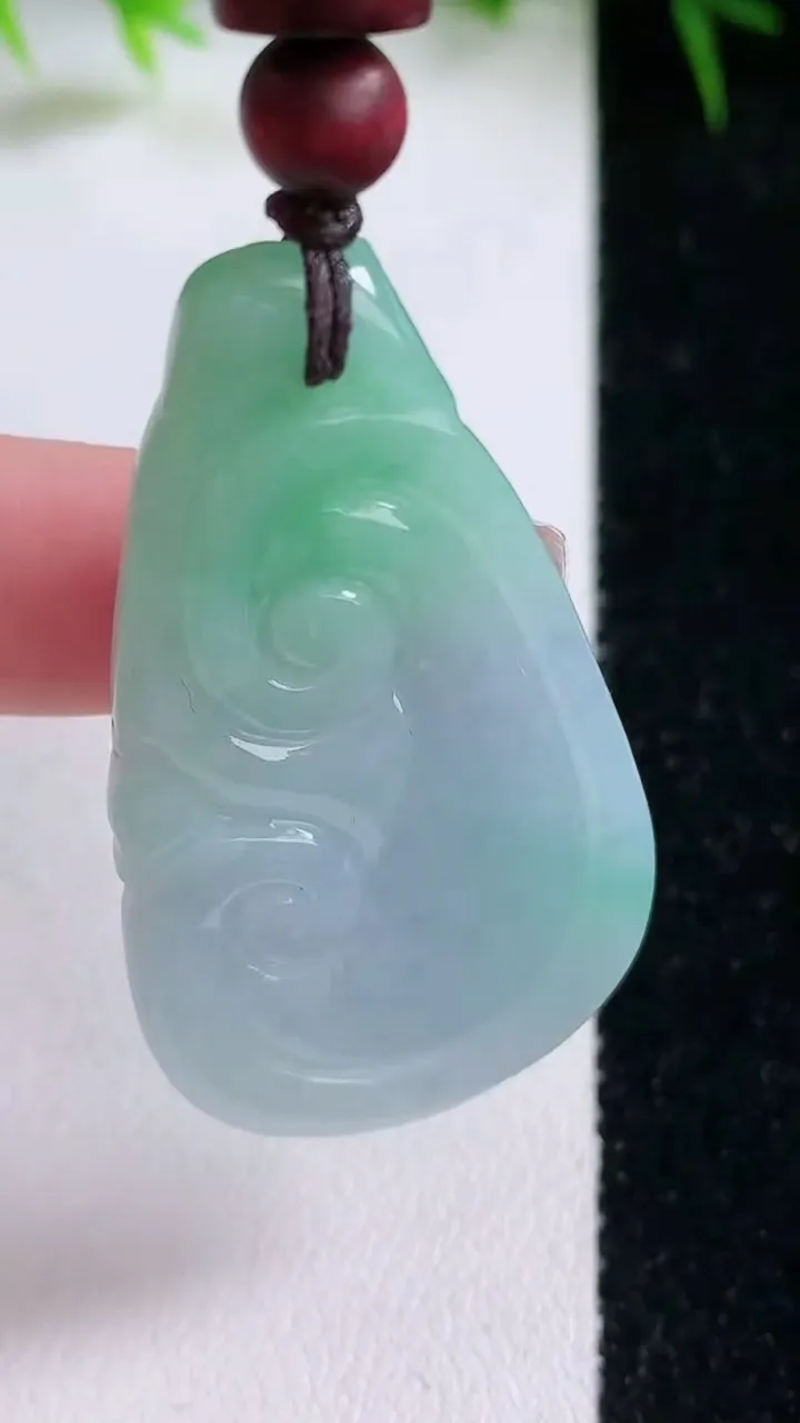 天然A货翡翠春带彩紫罗兰如意吊坠，尺寸44.8-25-5.6，重量:16.22g
1月26日