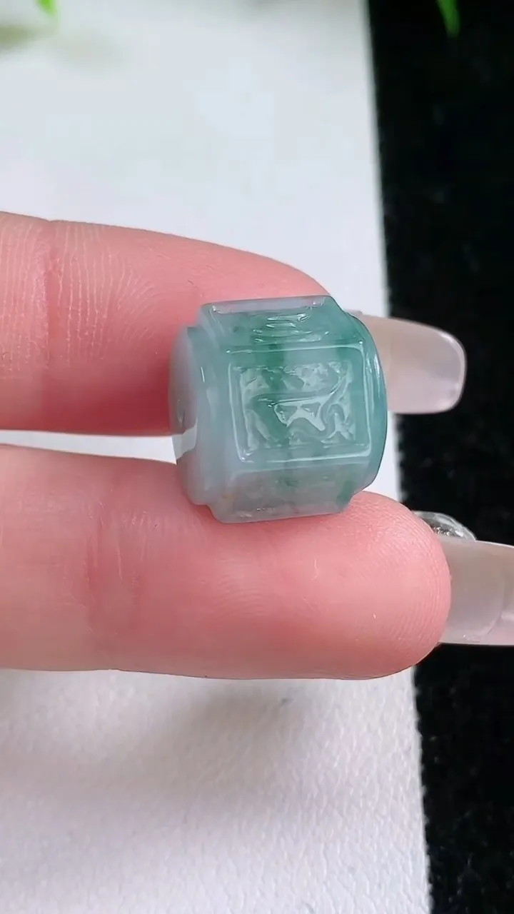 天然A货翡翠飘花六字真言 路路通吊坠，尺寸13-12.4，重量:5.90g
1月26日