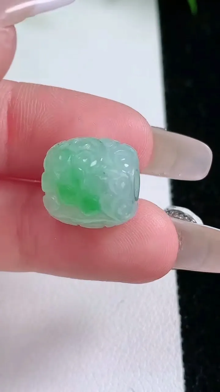 天然A货翡翠雕花路路通吊坠，尺寸12.7-13.3，重量:4.33g
1月26日