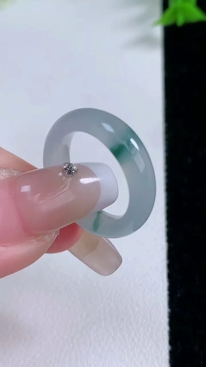 天然A货翡翠冰种飘花指环戒指，尺寸16-5.3-3.2，重量:3.21g2026年1月26日
工厂直