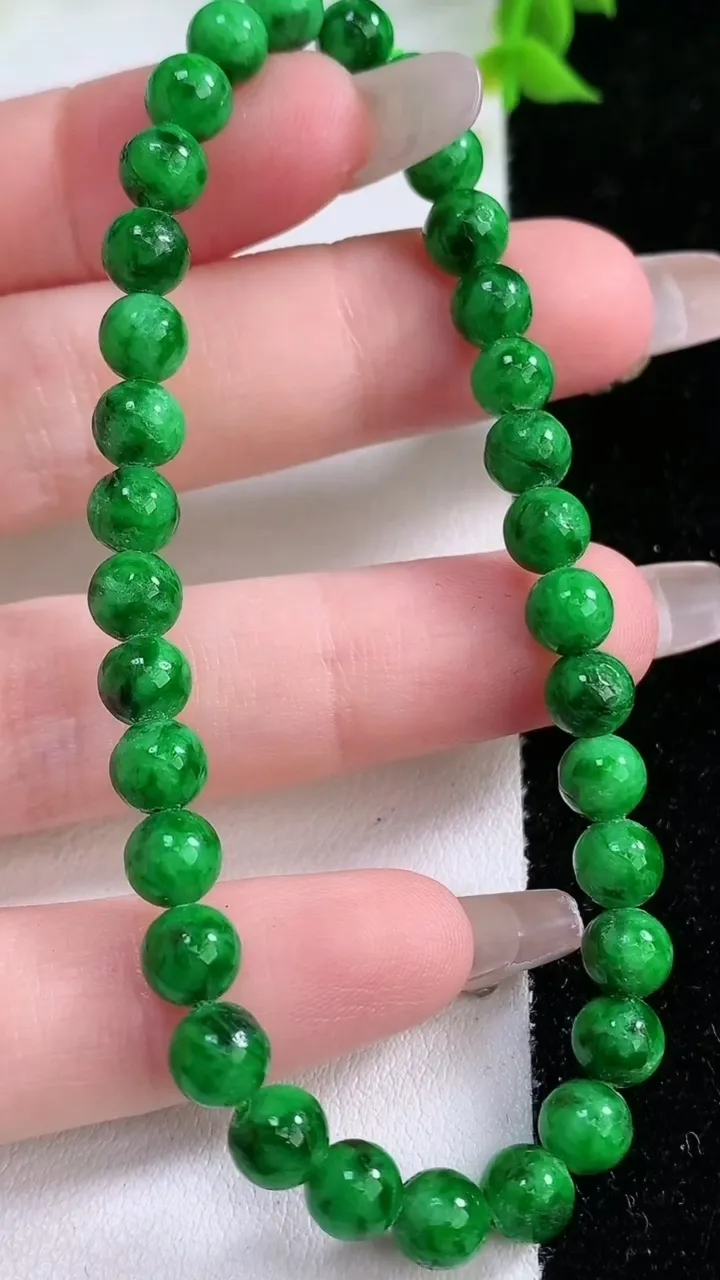 天然A货翡翠圆珠手串，尺寸5.8-33颗，重:11.08g1月26日
工厂直销收藏佳品,种好水足，色