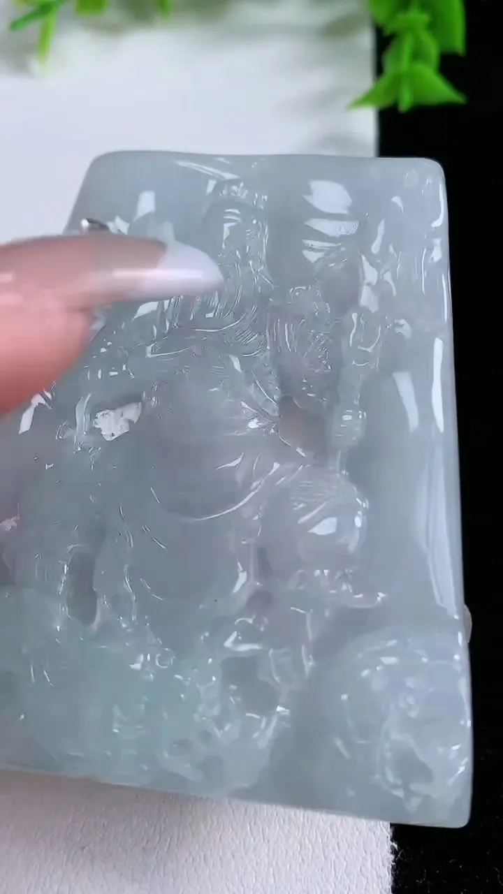 天然A货翡翠御龙关公吊坠，尺寸63-49.4-4.8，重量:39.02g
1月26日