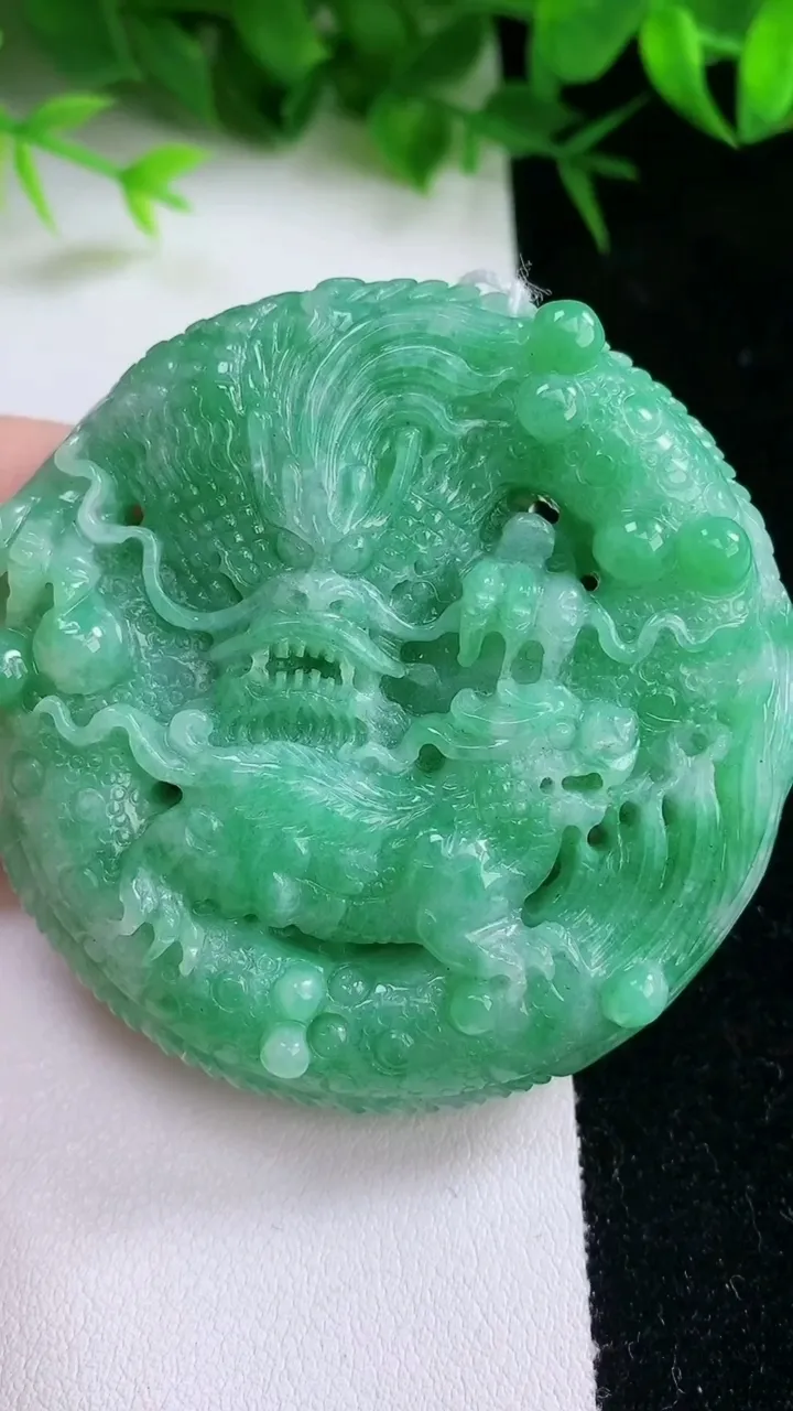 天然A货翡翠龙牌吊坠，尺寸57.3-13.2，重量:84.47g
1月26日