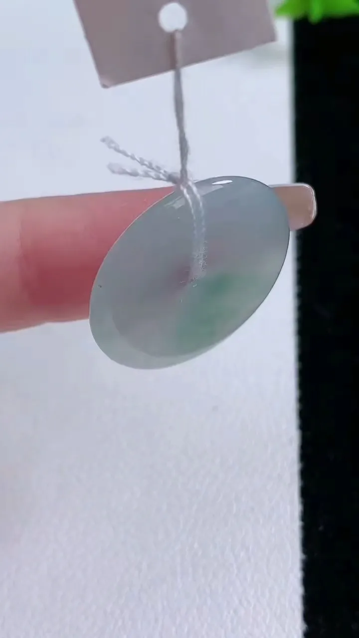 天然A货翡翠冰种飘花平安扣吊坠，尺寸22-3.4，重量:4.19g
1月26日