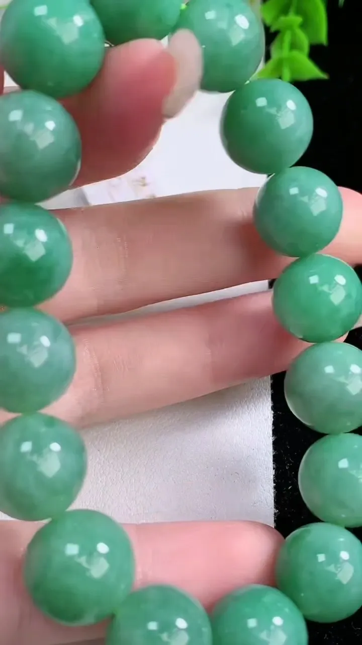 天然A货翡翠圆珠手串，尺寸12.7-16颗，重量:56.39g1月26日
工厂直销收藏佳品,种好水足