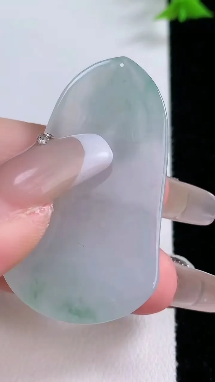 天然A货翡翠飘花观音菩萨吊坠，尺寸46-26.8-5.7，重量:13.02g
1月26日