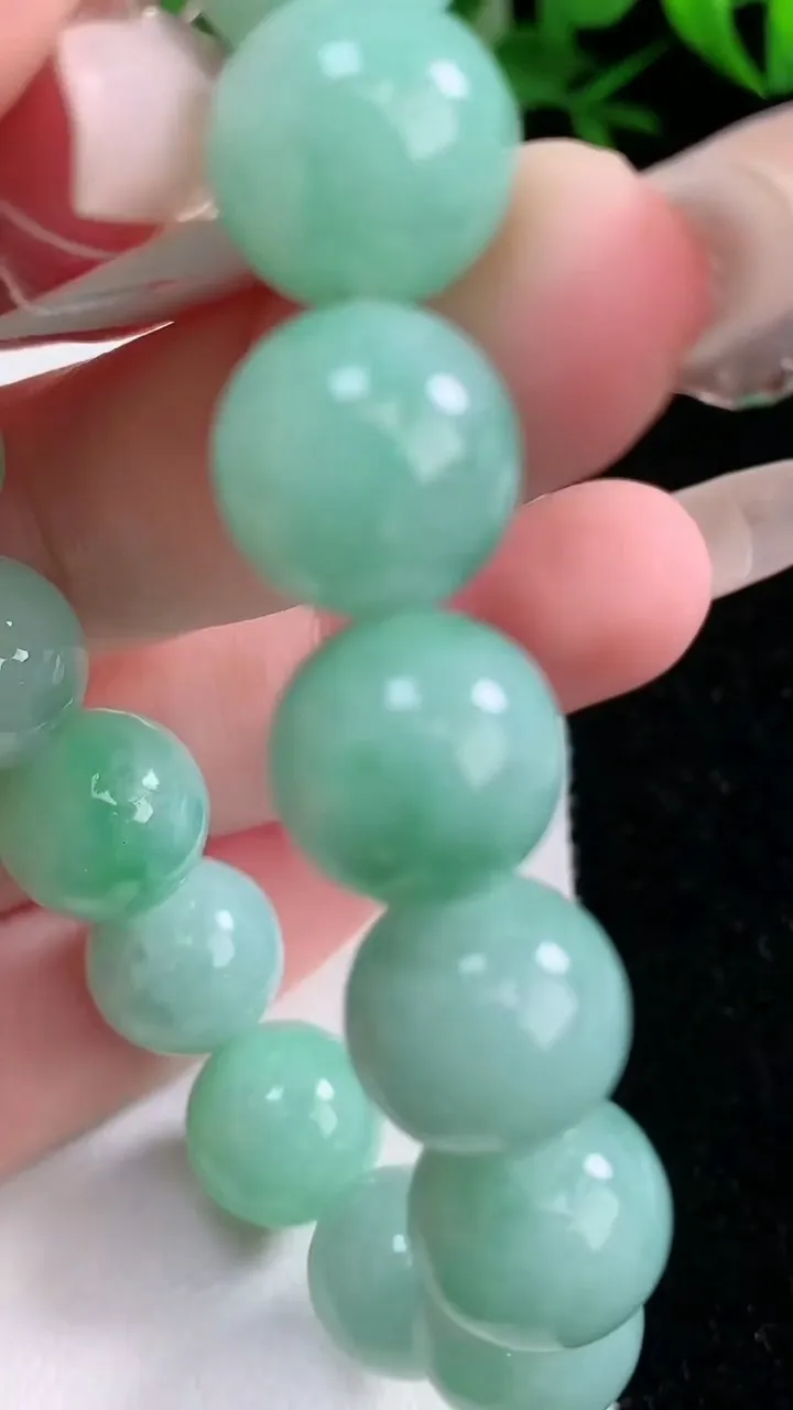 天然A货翡翠圆珠手串，尺寸11.8-16颗，重量:47.55g1月26日
工厂直销收藏佳品,种好水足，色泽均匀，有种有色，上手高大气！