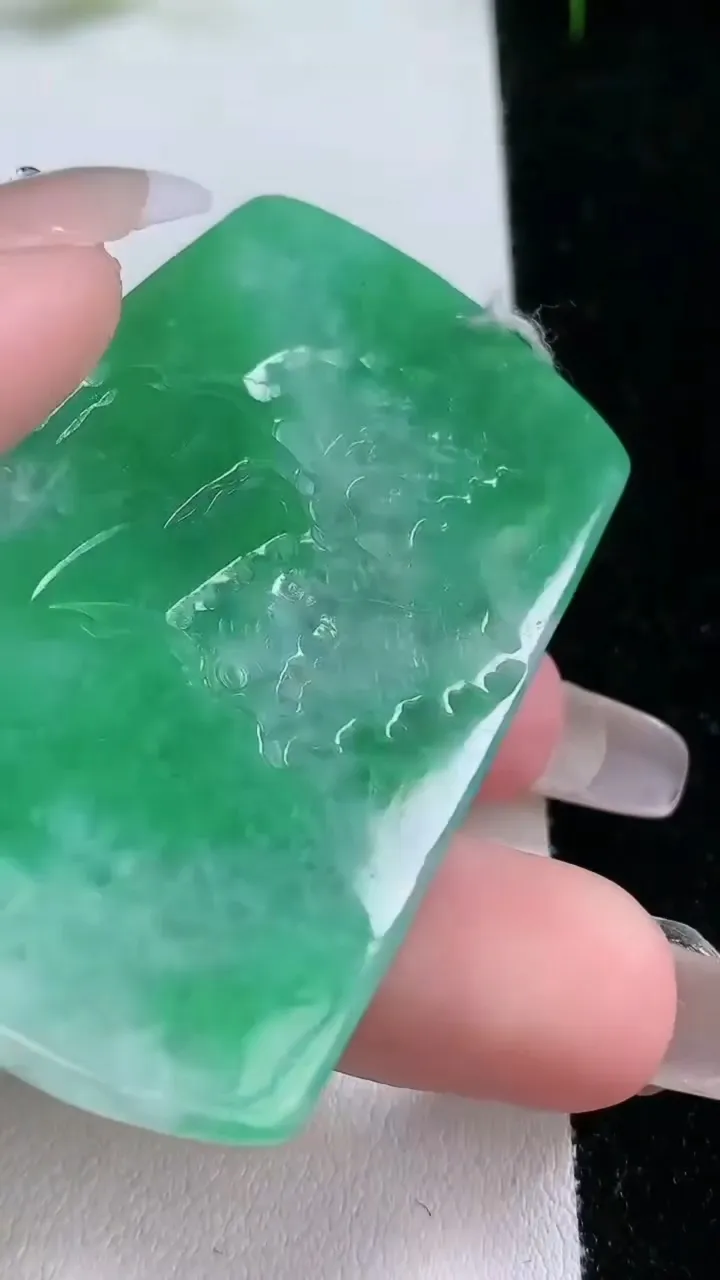 天然A货翡翠山水牌吊坠，尺寸58.6-37.2-5.2，重量:26.62g
1月26日