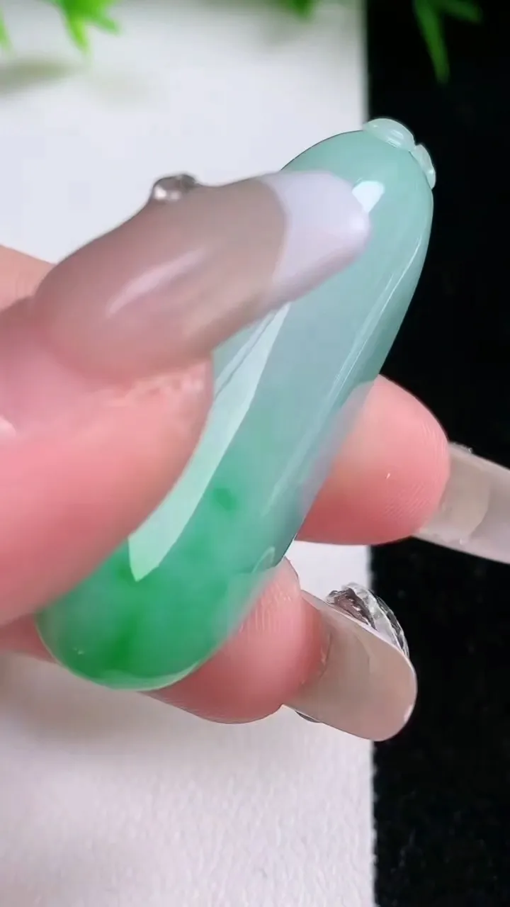 天然A货翡翠福瓜吊坠，尺寸45.4-18.8-12.3，重量:19.13g
1月26日