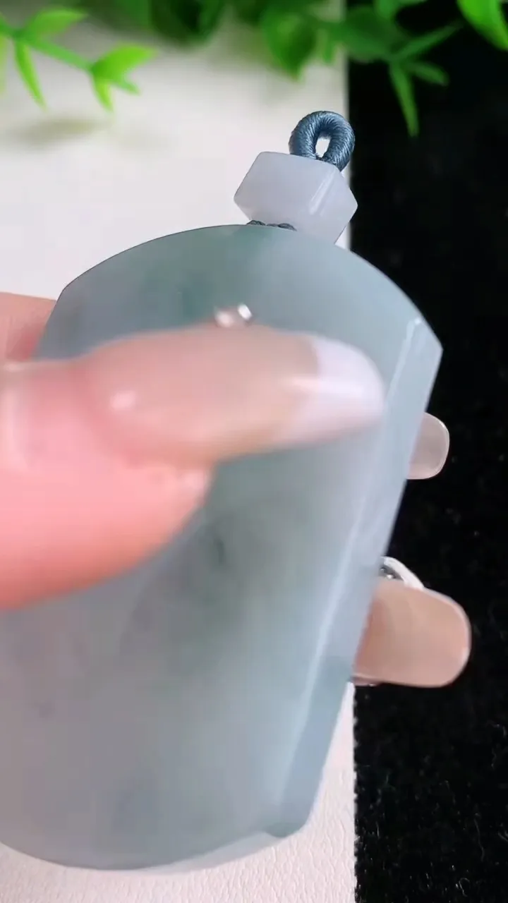 天然A货翡翠飘花无事牌吊坠，尺寸51-38.3-5.4，重量:33.53g
1月26日