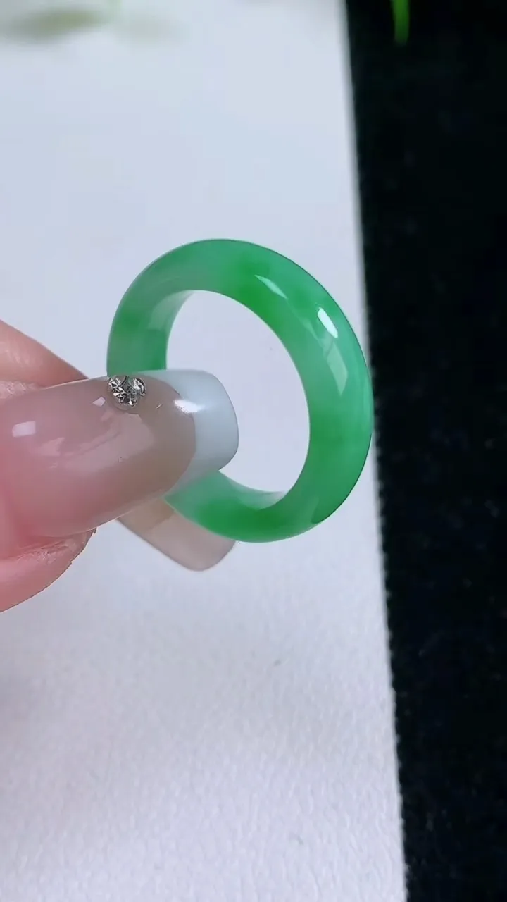 天然A货翡翠指环戒指，尺寸16.5-5-2.8，重量:3.33g2026年1月26日
工厂直销收藏佳