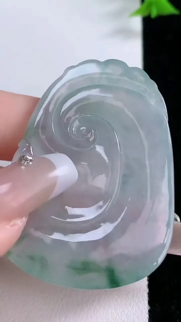 天然A货翡翠种飘花如意吊坠，尺寸49.6-36.3-4.6，重量:20.09g
1月26日