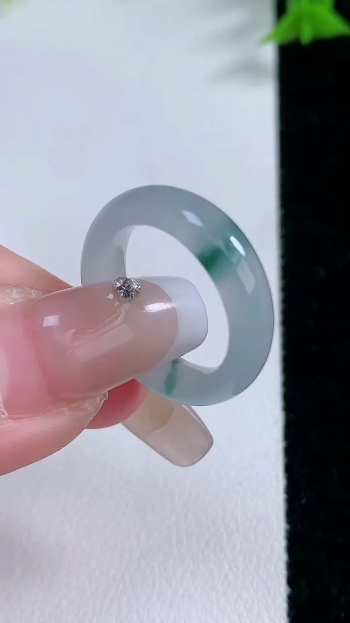 天然A货翡翠冰种飘花指环戒指，尺寸16-5.3-3.2，重量:3.21g2026年1月26日
工厂直销收藏佳品,种好水足，色泽均匀，有种有色，上手高大气！