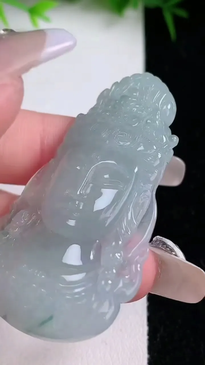 天然A货翡翠飘花观音头吊坠，尺寸54-30.4-5.3，重量:15.11g
1月26日