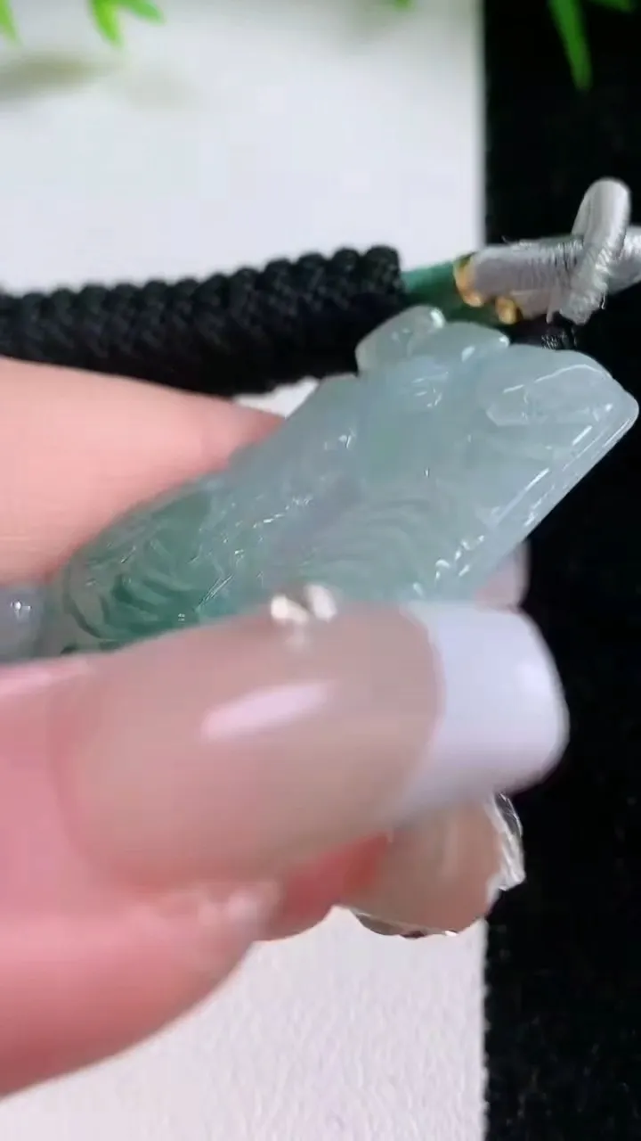 天然A货翡翠飘花生肖鸡吊坠，尺寸45-29.3-3.8，重量:14.14g
1月26日