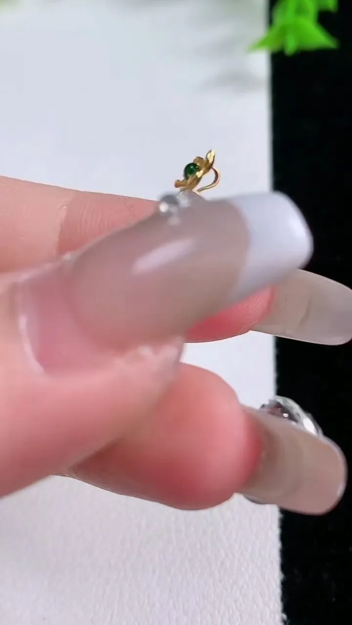 天然A货翡翠种飘花福瓜吊坠，尺寸27.3-12.7-5.4，重量:4.82g
1月26日