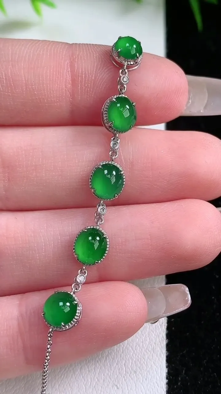 天然A货翡翠蛋面手链，尺寸6-3.7，重量:3.00g
1月26日