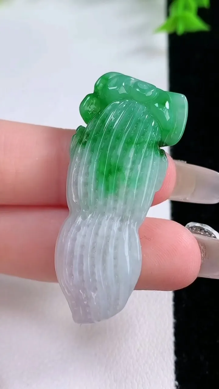 天然A货翡翠花生吊坠，尺寸45.6-17.5-9.4，重量:11.67g
1月26日