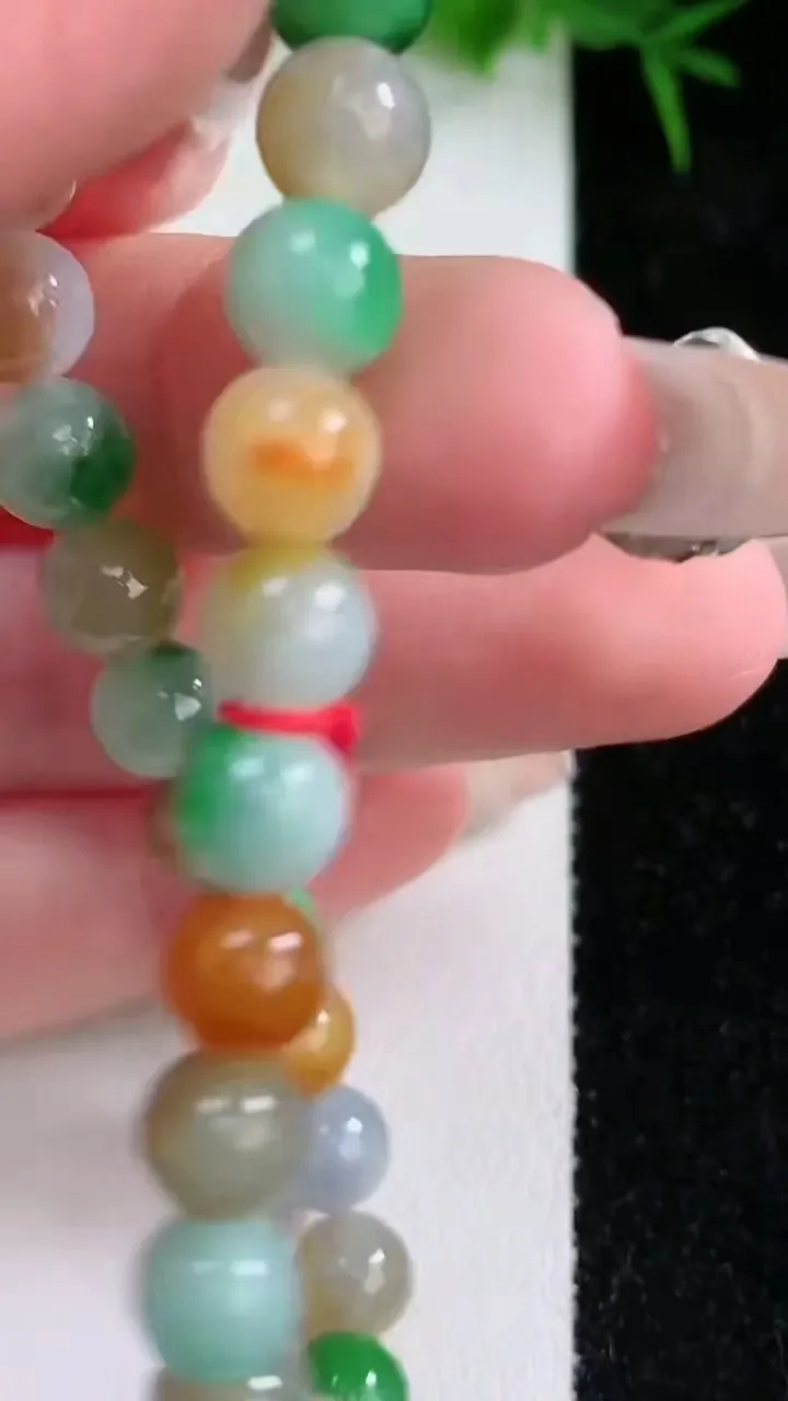 天然A货翡翠三彩圆珠手串，尺寸7.2-26颗，重量:16.45g1月26日
工厂直销收藏佳品,种好水足，色泽均匀，有种有色，上手高大气！